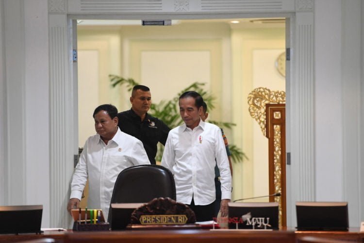 RAPAT TERBATAS. Presiden Joko Widodo (kanan) berjalan memasuki ruangan didampingi Menteri Pertahanan Prabowo Subianto sebelum rapat terbatas di Kantor Presiden, Jakarta, Jumat (22/11). Presiden memimpin dua ratas yang membahas kebijakan pengadaan alat utama sistem senjata (alutsista) serta ketentuan dan fasilitas perpajakan untuk penguatan perekonomian. (ANTARA/AKBAR NUGROHO GUMAY)