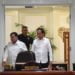 RAPAT TERBATAS. Presiden Joko Widodo (kanan) berjalan memasuki ruangan didampingi Menteri Pertahanan Prabowo Subianto sebelum rapat terbatas di Kantor Presiden, Jakarta, Jumat (22/11). Presiden memimpin dua ratas yang membahas kebijakan pengadaan alat utama sistem senjata (alutsista) serta ketentuan dan fasilitas perpajakan untuk penguatan perekonomian. (ANTARA/AKBAR NUGROHO GUMAY)