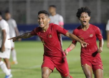 Pemain Timnas Indonesia U19 Muhammad Fajar Fathur (kiri) melakukan selebrasi bersama Amirudin Bagus Alfikri (kanan) usai mencetak gol ketiga ke gawang Timor Leste U19 pada pertandingan kualifikasi Piala Asia U19 di Stadion Madya, Senayan, Jakarta, Rabu (6/11). (MI/PIUS ERLANGGA)
