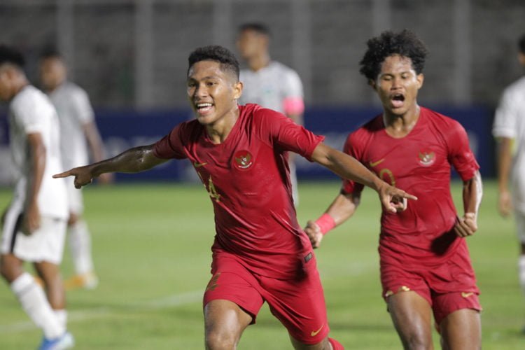 Pemain Timnas Indonesia U19 Muhammad Fajar Fathur (kiri) melakukan selebrasi bersama Amirudin Bagus Alfikri (kanan) usai mencetak gol ketiga ke gawang Timor Leste U19 pada pertandingan kualifikasi Piala Asia U19 di Stadion Madya, Senayan, Jakarta, Rabu (6/11). (MI/PIUS ERLANGGA)