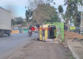 Tampak mobil truk pengakut singkong terbalik di jalan Sukarno Hatta Kotabumi, Lampung Utara, Jum