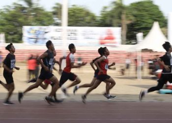 ARSIP  KEJUARAAN ATLETIK PELAJAR. Sejumlah siswa mengikuti lomba lari pada kejuaraan atletik pelajar se-Bandar Lampung tahun 2019, di Stadion Pahoman, Bandar Lampung, Minggu (3/11). Kejuaraan yang berlangsung pada  2—3 november tersebut diikuti 1.428 atlet yang  berasal dari 93 sekolah SD, SMP, dan SMA se-Bandar Lampung.
LAMPUNG POST/ZAINUDDIN