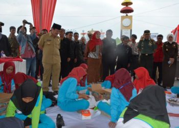 FESTIVAL BANDAR LAMPUNG. Wali Kota Bandar Lampung Herman HN berserta Forkompinda Kota Bandar Lampung melihat para peserta festival desain motif batik Lampung pada  Festival Bandar Lampung tahun 2019 di Tugu Adipura, Bandar Lampung, Selasa (5/11).  Festival tahunan itu digelar selama dua hari, 5 dan 6 November 2019, dengan tujuan memperkenalkan seni budaya nasional dan daerah.
LAMPUNG POST/DETA CITRAWAN