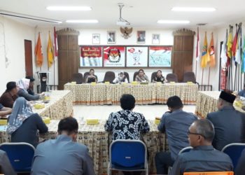 POLEMIK KPU. Komisi Pemilihan Umum Provinsi Lampung mengumpulkan jajaran sekretaris dan kasubbag teknis KPU 15 kabupaten/kota se-Provinsi Lampung, di aula KPU Provinsi Lampung, Jalan Gajah Mada, Bandar Lampung, Selasa (19/11).
