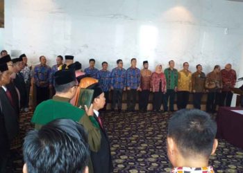 Ketua KPU RI Arif Budiman melantik 75 anggota KPU Kabupaten Kota berdasarkan Keputusan Komisi Pemilihan Umum nomor:1495/SDM.13-Kpt/05/KPU/XI/2019 tanggal 19 Nopember 2019 tentang Penetapan Calon Anggota Komisi Pemilihan Umum Kabupaten/Kota Propinsi Lampung periode 2019-2024 di Jakarta, Kamis (22/11).
ISTIMEWA