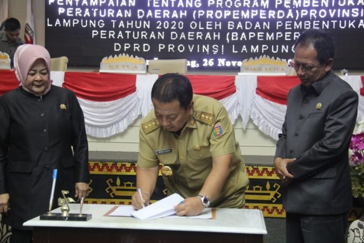 RAPERDA APBD LAMPUNG. Gubernur Provinsi Lampung Arinal Djunaidi disaksikan Ketua DPRD Provinsi Lampung Mingrum Gumay menandatangani raperda APBD Provinsi Lampung tahun anggaran 2020 di ruang rapat paripurna DPRD Provinsi Lampung, Selasa (26/11).
n LAMPUNG POST/SUKISNO