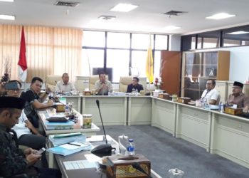 JUAL BELI KURSI KPU. Anggota DPRD Lampung mengundang Budiono untuk menyampaikan persoalan jual beli kursi KPU di Ruang Komisi I DPRD Provinsi Lampung, Rabu (13/11).
Lampung Post/Triyadi Isworo