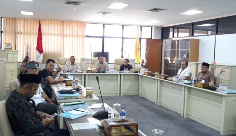 JUAL BELI KURSI KPU. Anggota DPRD Lampung mengundang Budiono untuk menyampaikan persoalan jual beli kursi KPU di Ruang Komisi I DPRD Provinsi Lampung, Rabu (13/11).
Lampung Post/Triyadi Isworo