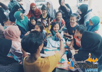 RUMAH BACA. Suasana saat anak-anak berada di Rumah Baca Komunitas Jendela Lampung di Kelurahan Bakung, Kecamatan Telukbetung Barat, Bandar Lampung, beberapa waktu yang lalu.
DOK PEMPROV LAMPUNG