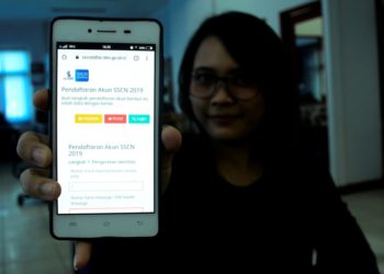 PENDAFTARAN CPNS. Seorang calon peserta tes CPNS menunjukkan portal sscasn.bkn.go.id. untuk pendaftaran CPNS di Rajabasa, Bandar Lampung, Selasa (12/11). Pelamar yang dinyatakan tidak memenuhi syarat (TMS) seleksi administrasi diberi waktu sanggah maksimal tiga hari pasca-pengumuman. LAMPUNG POST/HENDRIVAN GUMALA