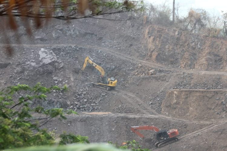 BUKIT DIKERUK. Alat berat mengeruk salah satu Bukit di Jalan Ir Sutami, Bandar Lampung, Kamis (14/11). Hampir semua bukit yang ada di kota ini telah beralih fungsi menjadi perumahan, wisata, dan lokasi pertambangan.
LAMPUNG POST/SUKISNO