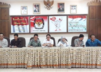 JUAL-BELI KURSI ANGGOTA KPU. Jajaran anggota KPU Provinsi Lampung memberikan keterangan pers terkait persoalan jual-beli kursi anggota KPU di aula KPU Provinsi Lampung, Senin (11/11). KPU Provinsi Lampung menggelar rapat pleno membahas permasalahan komisioner KPU Lampung atas nama Esti Nur Fathonah. n LAMPUNG POST/TRIYADI ISWORO