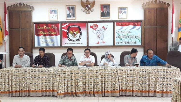 JUAL-BELI KURSI ANGGOTA KPU. Jajaran anggota KPU Provinsi Lampung memberikan keterangan pers terkait persoalan jual-beli kursi anggota KPU di aula KPU Provinsi Lampung, Senin (11/11). KPU Provinsi Lampung menggelar rapat pleno membahas permasalahan komisioner KPU Lampung atas nama Esti Nur Fathonah. n LAMPUNG POST/TRIYADI ISWORO