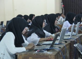 Peserta mengikuti tes CPNS tahun lalu.. LAMPUNG POST/HENDRIVAN