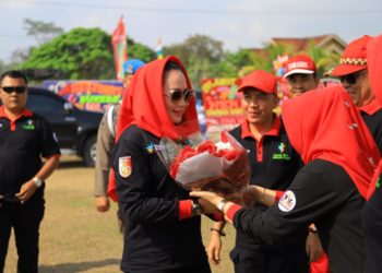BUPATI Tulangbawang Winarti memberikan penyerahan ambulans secara simbolis kepada perwakilan kepala kampung di lapangan Kampung Jayamakmur, Kecamatan Banjarbaru, Selasa (26/11). DOK PEMKAB TULANGBAWANG