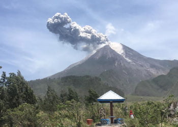 LETUSAN MERAPI. Letusan Gunung Merapi terlihat dari bungker Kaliadem, Cangkringan, Sleman, Yogyakarta, Minggu (17/11). Gunung Merapi meletus pada pukul 10.46 WIB dengan tinggi kolom 1.000 meter dan status Waspada. (ANTARA /RUDI)