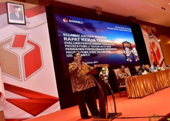 Anggota Bawaslu Rahmat Bagja saat pidato di acara Rakernis Evaluasi Penyelesaian Sengketa Pemilu Tahun 2019 dan Persiapan Penyelesaian Sengketa Proses Pemilu Tahun 2020 Gelombang II, Mataram, Selasa (5/11).