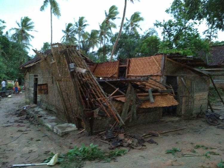 Bencana angin kencang saat pancaroba. (DOK.LAMPUNG POST)