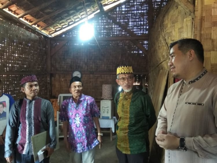 SIKON RUMAH. Bupati Pesawaran dan jajarannya memandangi sikon rumah keluarga Salbiah. FOTO: PUTRA PANCASILA SAKTI