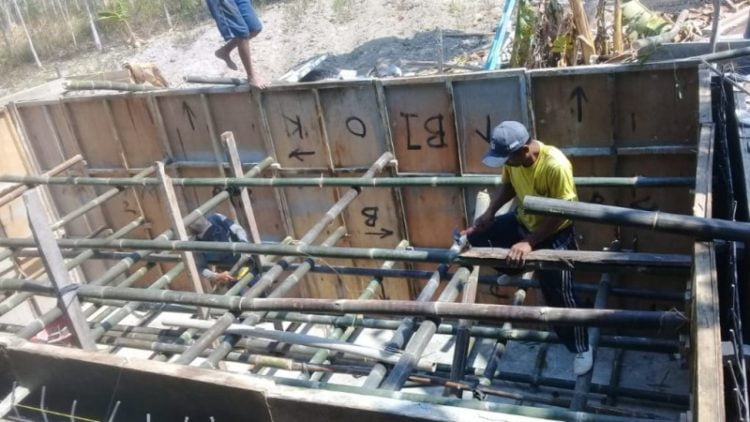Beberapa masyarakat Desa Margajasa, Kecamatan Sragi, Lampung Selatan, saat membangun bak penampungan air hujan tepat di samping Kantor desa setempat, Jum'at, 15 November 2019. (Foto: Armansyah)