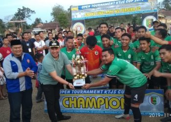 Ketua karang taruna Provinsi Lampung Dendi Ramadhona saat memberikan piala kepada pemenang. PUTRA PANCASILA SAKTI