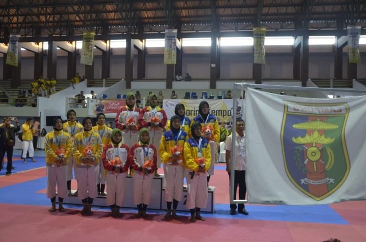RAIH MEDALI. Cabor kempo kontingen Lampung berhasil meraih medali perak dan perunggu pada Pekan Olahraga Wilayah (Porwil) Sumatera di Bengkulu, Jumat (1/11).(DOK KONI LAMPUNG)