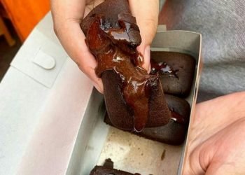 Kue balok dengan cokelat lumer di dalamnya. (LAMPUNG POST/SUKISNO)