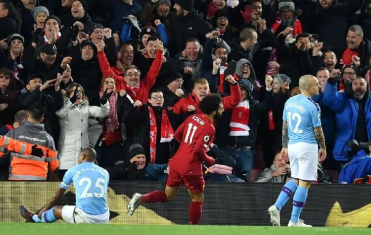 MENANG. Selebrasi pemain Liverpool, Mohamed Salah (tengah), usai membobol gawang Manchester City pada lanjutan Liga Primer Inggris di Anfield, Minggu (10/11) malam. Liverpool berhasil memenangkan laga dengan skor 3-1.(AFP/PAUL ELLIS)