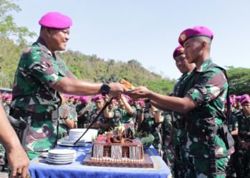 BERI KUE. KOMANDAN Brigade Infanteri (Danbrigif) 4 Marinir/BS Kolonel Marinir Ahmad Fajar memberikan kue ulang tahunnya kepada perwakilan prajurit di lapangan apel Makobrigif 4 Marinir/BS, di Piabung, Kecamatan Padangcermin, Kabupaten Pesawaran, Selasa (19/11). DOK BRIGIF 4 Marinir/BS
