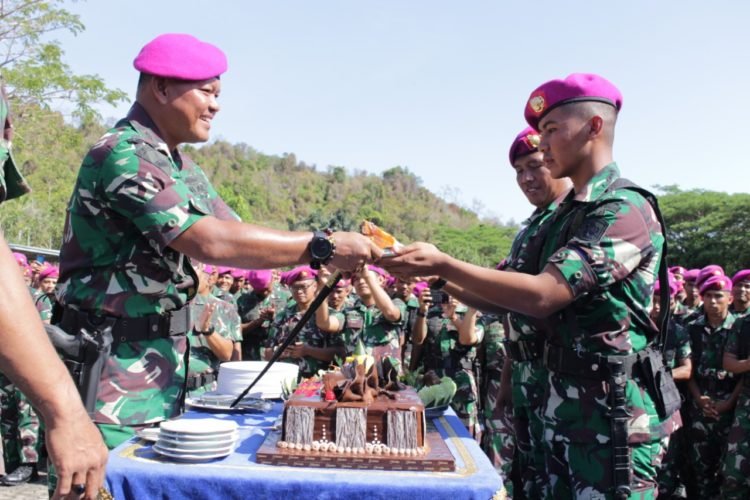 BERI KUE. KOMANDAN Brigade Infanteri (Danbrigif) 4 Marinir/BS Kolonel Marinir Ahmad Fajar memberikan kue ulang tahunnya kepada perwakilan prajurit di lapangan apel Makobrigif 4 Marinir/BS, di Piabung, Kecamatan Padangcermin, Kabupaten Pesawaran, Selasa (19/11). DOK BRIGIF 4 Marinir/BS