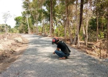 Warga saat menunjukkan titik bagian yang terkelupas pada proyek peningkatan ruas Jalan Margajasa—Lebunggalih, Lampung Selatan, Minggu, (17/11) Armansyah
