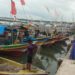 Sejumlah nelayan yang berdandar di Dermaga Bom Kalianda, Lampung Selatan, saat memperbaiki jaring, Minggu (3/11/2019). Armansyah