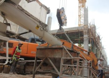 PASAR SMEP. Pekerja sedang menyelesaikan proyek pembangunan Pasar SMEP Bandar Lampung, Jumat (22/11). Progres pembangunan Pasar SMEP Bandar Lampung telah mendekati masa akhir pengerjaan. Saat ini progres fisik pengerjaan yang telah tercapai sekitar 96,4% dan bahkan pekan depan bangunan pasar telah selesai dibangun.(LAMPUNG POST/SUKISNO)