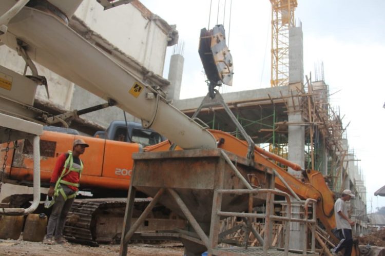 PASAR SMEP. Pekerja sedang menyelesaikan proyek pembangunan Pasar SMEP Bandar Lampung, Jumat (22/11). Progres pembangunan Pasar SMEP Bandar Lampung telah mendekati masa akhir pengerjaan. Saat ini progres fisik pengerjaan yang telah tercapai sekitar 96,4% dan bahkan pekan depan bangunan pasar telah selesai dibangun.(LAMPUNG POST/SUKISNO)