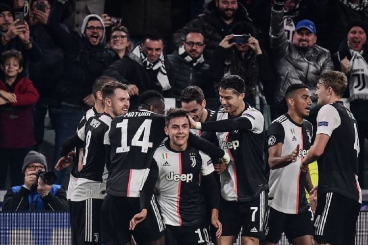 CETAK GOL. Penyerang Juventus, Paulo Dybala (tengah), merayakan golnya ke gawang Atletico Madrid pada lanjutan Liga Champions, Rabu (27/11) dini hari WIB. Dybala mencetak satu-satunya gol untuk kemenangan Juventus.(AFP/MARCO BERTORELLO)