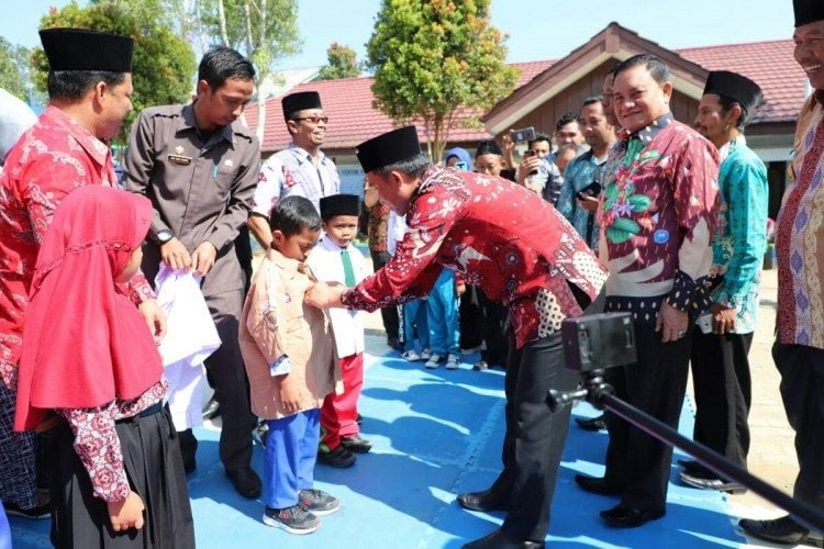Pembagian seragam sekolah gratis di Lambar. (DOK.LAMPUNG POST)