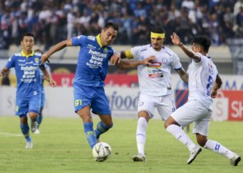 PERSIB KALAHKAN AREMA. Pemain Persib Bandung David Omid Nazari (kedua kiri) berebut bola dengan dua pemain Arema FC Nasir (kanan) dan Arthur Rocha (kedua kanan) pada laga lanjutan Liga 1 Indonesia di Stadion Si Jalak Harupat, Kabupaten Bandung, Jawa Barat, Selasa (12/11). Persib Bandung berhasil mengalahkan Arema FC dengan skor akhir 3-0.(ANTARA/NOVRIAN ARBI)
