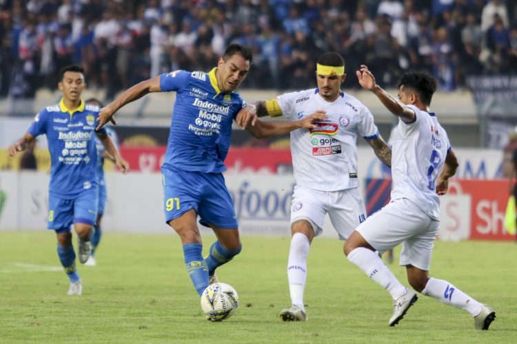 PERSIB KALAHKAN AREMA. Pemain Persib Bandung David Omid Nazari (kedua kiri) berebut bola dengan dua pemain Arema FC Nasir (kanan) dan Arthur Rocha (kedua kanan) pada laga lanjutan Liga 1 Indonesia di Stadion Si Jalak Harupat, Kabupaten Bandung, Jawa Barat, Selasa (12/11). Persib Bandung berhasil mengalahkan Arema FC dengan skor akhir 3-0.(ANTARA/NOVRIAN ARBI)