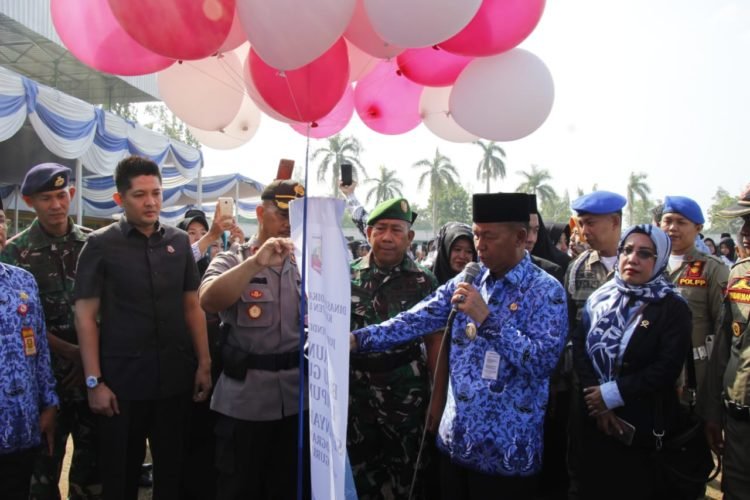 BACA SLOGAN. Pelaksana Tugas (Plt) Bupati Lampung Utara Budi Utomo membacakan slogan anggota korpri secara seremonial, Jumat (29/11). LAMPUNG POST/FAJAR NOFITRA