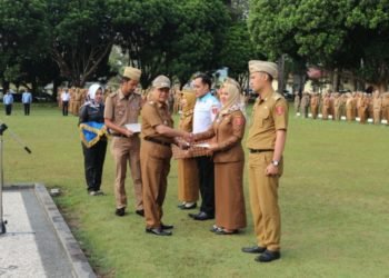 Wabup Lambar, Mad Hasnurin, menyerahkan SK kenaikan pangkat ke-389 PNS Pemkab Lambar. DOK PEMKAB LAMBAR