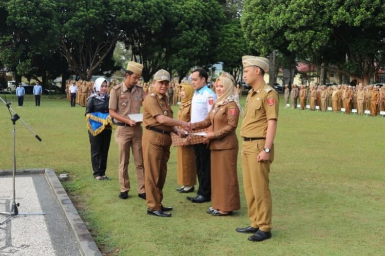 Wabup Lambar, Mad Hasnurin, menyerahkan SK kenaikan pangkat ke-389 PNS Pemkab Lambar. DOK PEMKAB LAMBAR