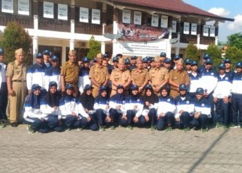ATLET PELAJAR. Sejumlah atlet pelajar Popnas XV 2019 kontingen Lampung berfoto bersama pada acara pelepasan kontingen atlet pelajar, di Dispora Provinsi Lampung, Senin (11/11).(DOK. LAMPUNG POST)