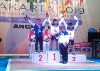 POPNAS. Kontingen Lampung meraih medali emas pertama pada ajang Pekan Olahraga Pelajar Nasional (Popnas) XV 2019 dari cabang olahraga angkat besi di GOR Otista, Jakarta Timur, Senin (18/11).(DOK LAMPUNG POST)