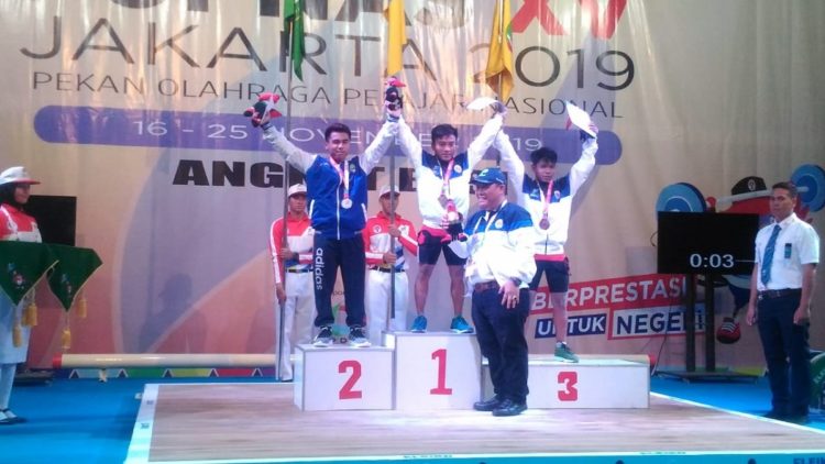 POPNAS. Kontingen Lampung meraih medali emas pertama pada ajang Pekan Olahraga Pelajar Nasional (Popnas) XV 2019 dari cabang olahraga angkat besi di GOR Otista, Jakarta Timur, Senin (18/11).(DOK LAMPUNG POST)