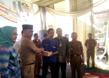 Sekkab Pringsewu A. Budiman memberikan Tapping Box secara simbolis kepada perwakilan badan usaha. Widodo