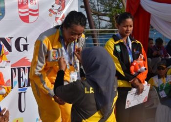 MEDALI EMAS. Perenang putri Lampung Halimatus Sa’diah menerima pengalungan medali emas usai menjuarai nomor 200 meter gaya dada pada Porwil Sumatera yang berlangsung di Kolam Renang Raflesia, Bengkulu, Minggu (3/11).(DOK KONI LAMPUNG)