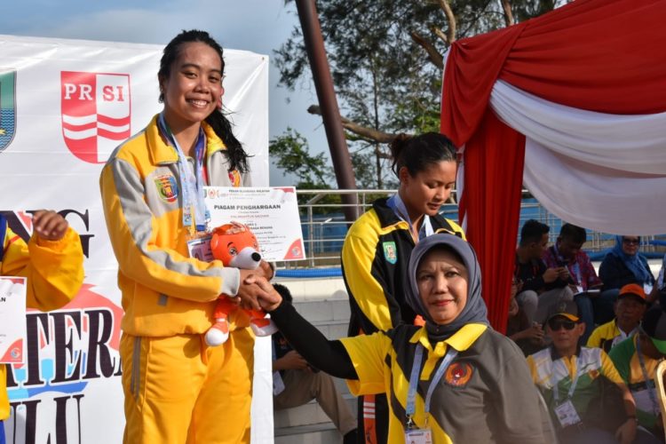 SUMBANG EMAS. Perenang putri Lampung Halimatusa'diah menerima pengalungan emas usai menjuarai nomor 200 meter gaya dada Porwil X yang berlangsung di Kolam Renang Raflesia, Bengkulu, Minggu, 3 November 2019. (DOK.KONI LAMPUNG)
