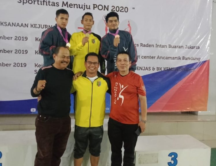 RAIH EMAS. Pesenam artistik Lampung, Meiyusi Ade Putra (tengah atas), meraih emas pada kejurnas sekaligus kualifikasi pra-PON cabang senam, di Jakarta. Ade mempersembahkan emas dan juga perak di dua nomor andalannya, yakni kuda-kuda pelana dan palang sejajar.(DOK. PERSANI LAMPUNG)