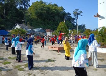 Ketua Tim Penggerak PKK kabupaten Pesisir Barat, Septi Istiqlal, melaksanakan senam bersama masyarakat dan pasar murah sembako di halaman kantor Samsat Pesisir Barat, di Pekon Penggawalima Kecamatan Way Krui, Minggu (3/11). YON FISOMA