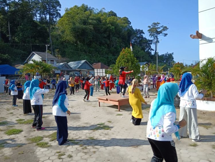 Ketua Tim Penggerak PKK kabupaten Pesisir Barat, Septi Istiqlal, melaksanakan senam bersama masyarakat dan pasar murah sembako di halaman kantor Samsat Pesisir Barat, di Pekon Penggawalima Kecamatan Way Krui, Minggu (3/11). YON FISOMA